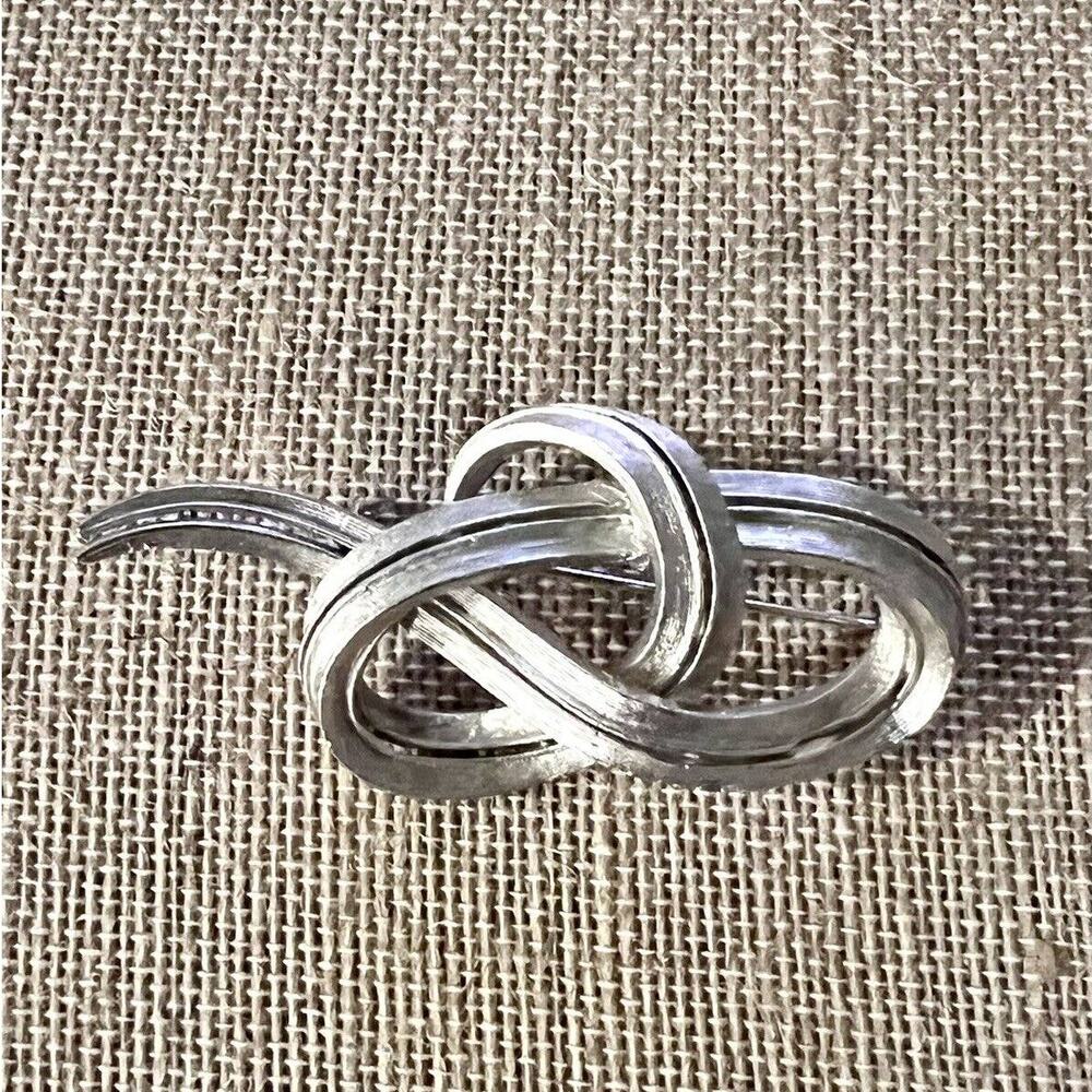 Vintage Signed CORO Textured Silver Tone Metal Twisted Ribbon Brooch Pin